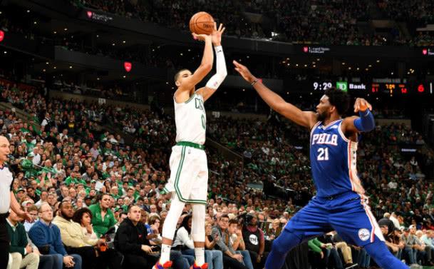 杰伦布朗爆发凯尔特人主场力克热火迎三连胜